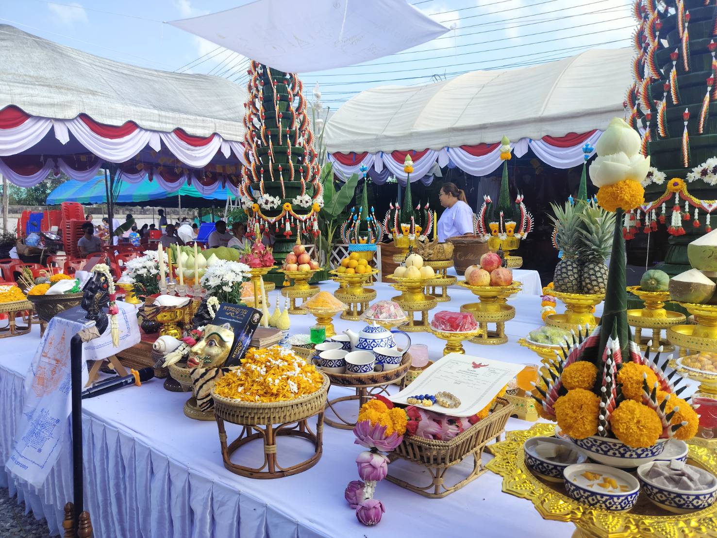โต๊ะพิธีบวงสรวงขนาดใหญ่ จัดเต็มด้วยบายศรีต้น เศียรครู และเครื่องสักการะมงคลนานาชนิด โดย ekmongkol.com