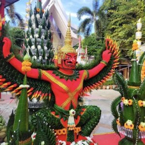 บายศรีพญาครุฑสีแดง ประดิษฐ์จากใบตองและดอกไม้สด ตั้งเป็นเครื่องบูชาในพิธีมงคลที่วัด